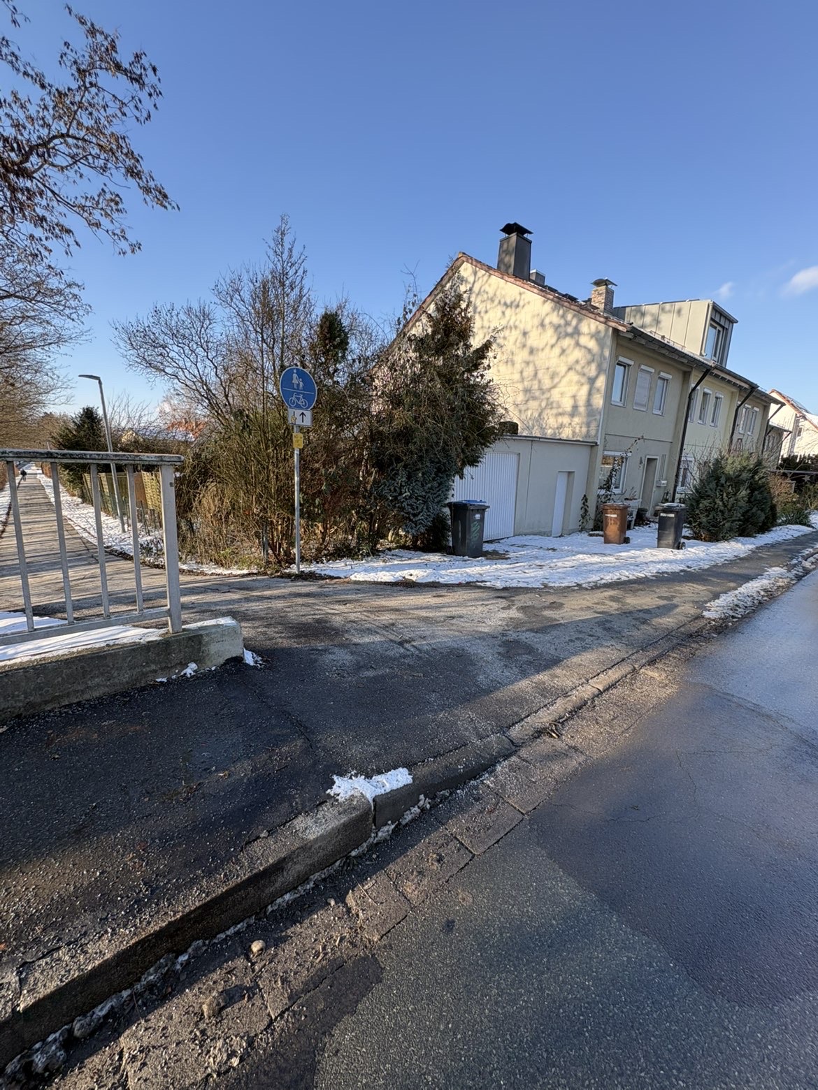 Straßenquerung ohne abgesenkten Bordstein