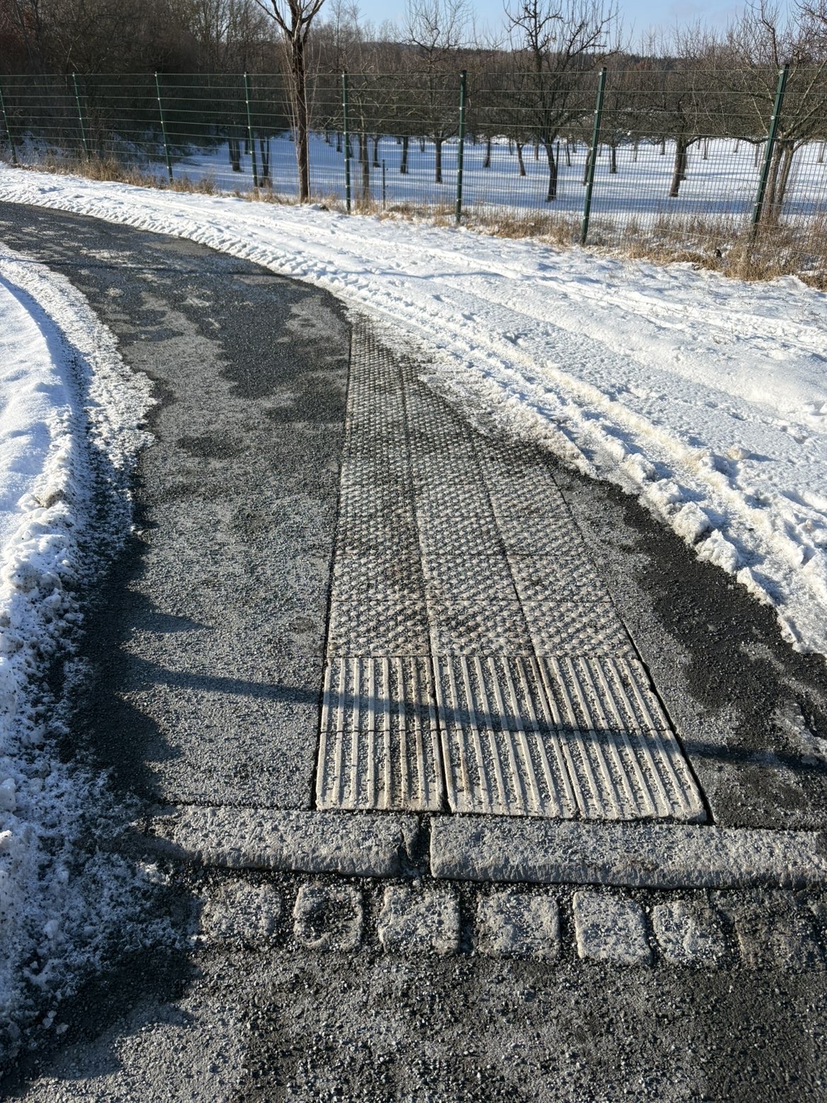 Schmale Unterführung ohne ausreichende Beleuchtung