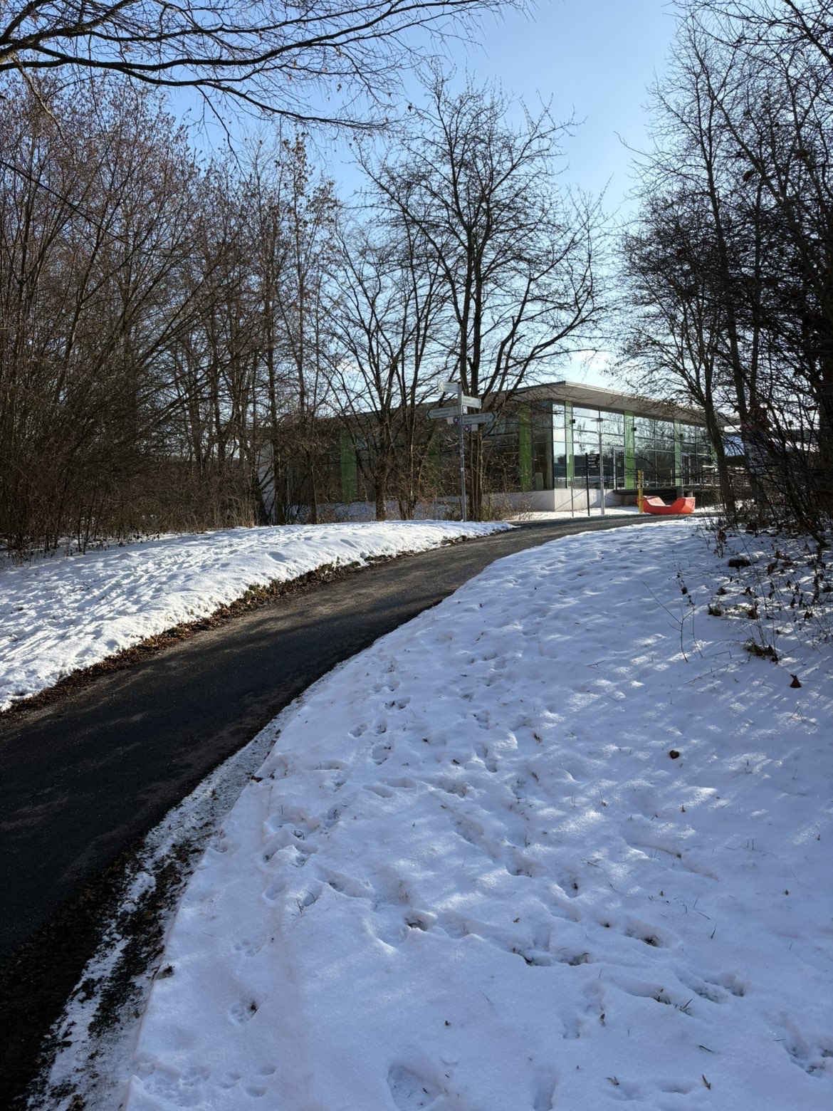 Schmaler Radweg mit steigung