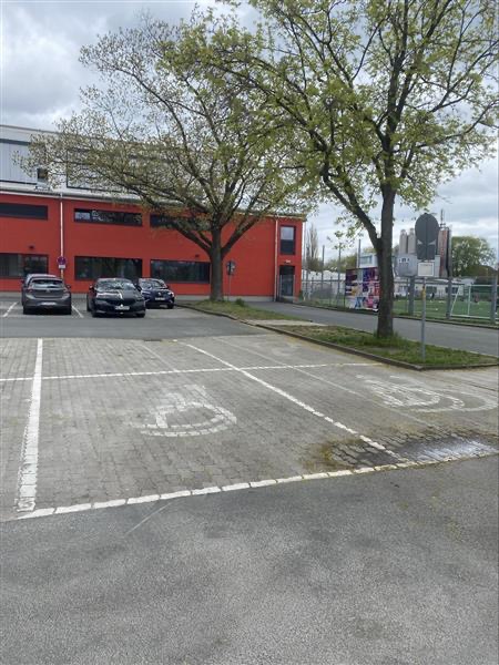 schwer erreichbarer Anforderungstaster für Rollstuhlfahrer