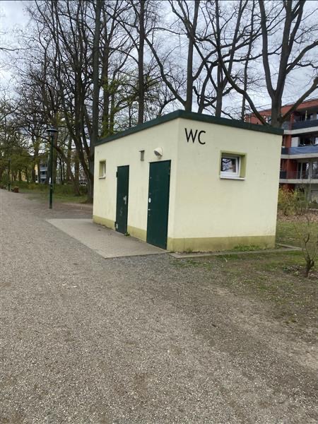 schwer erreichbarer Anforderungstaster für Rollstuhlfahrer