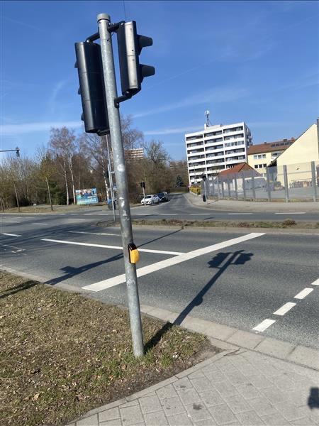 schwer erreichbarer Anforderungstaster für Rollstuhlfahrer