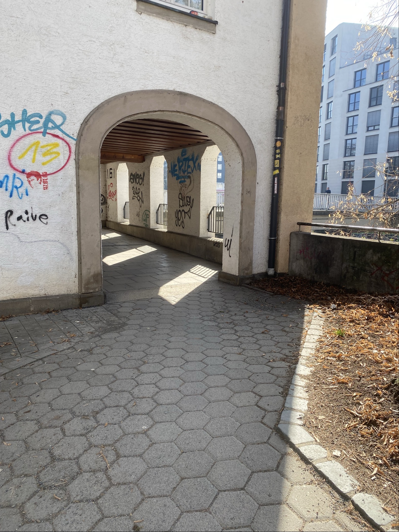 Schmaler Radweg mit steigung
