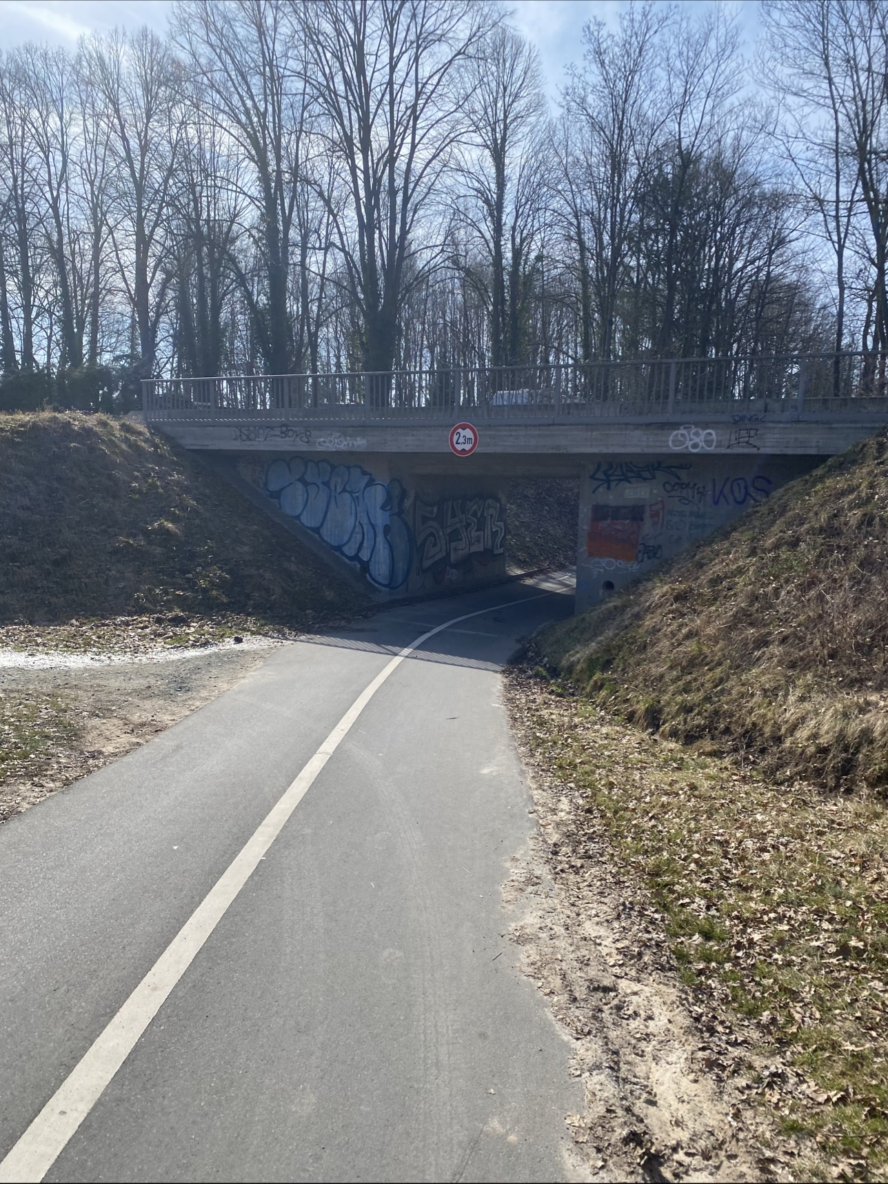 Schmale Unterführung ohne ausreichende Beleuchtung